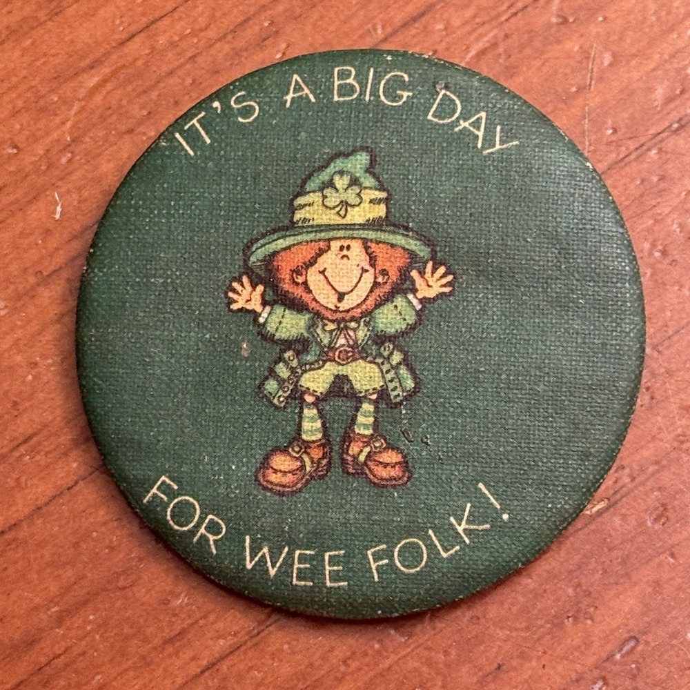 It's A Big Day For‎ Wee Folk! Hallmark Cards VTG Pinback Button Pin Round Circle